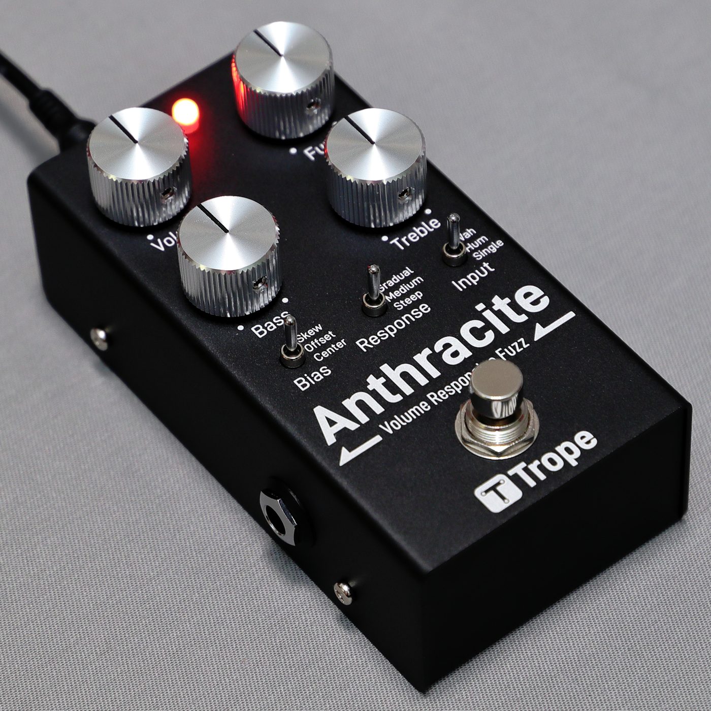 Anthracite を斜め上から見たところ。LED が赤く点灯している
