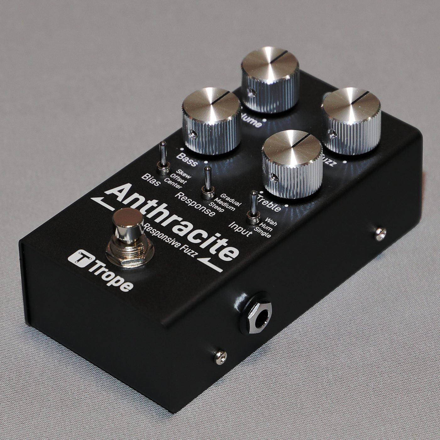 Anthracite を反対側の斜め上から見たところ。側面にフォーンジャックが見える