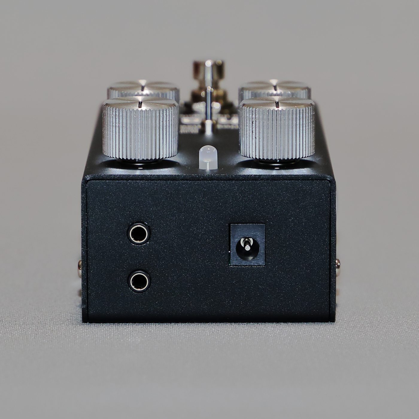 Anthracite の上面。DC ジャックと 3.5 mm のミニジャック 2 個が並ぶ